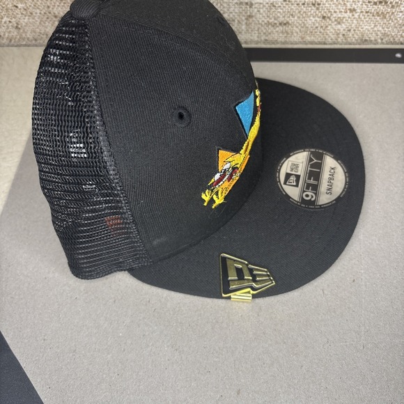 NEW ERA BLACK AND GOLD HAT CLIP - Picture 6 of 7